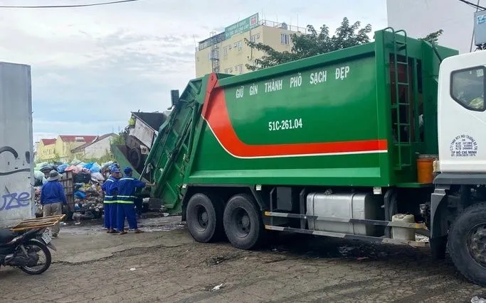 Điểm hẹn lấy rác trên đường Bình Quới, phường Bình Quới, TP. Hồ Chí Minh.