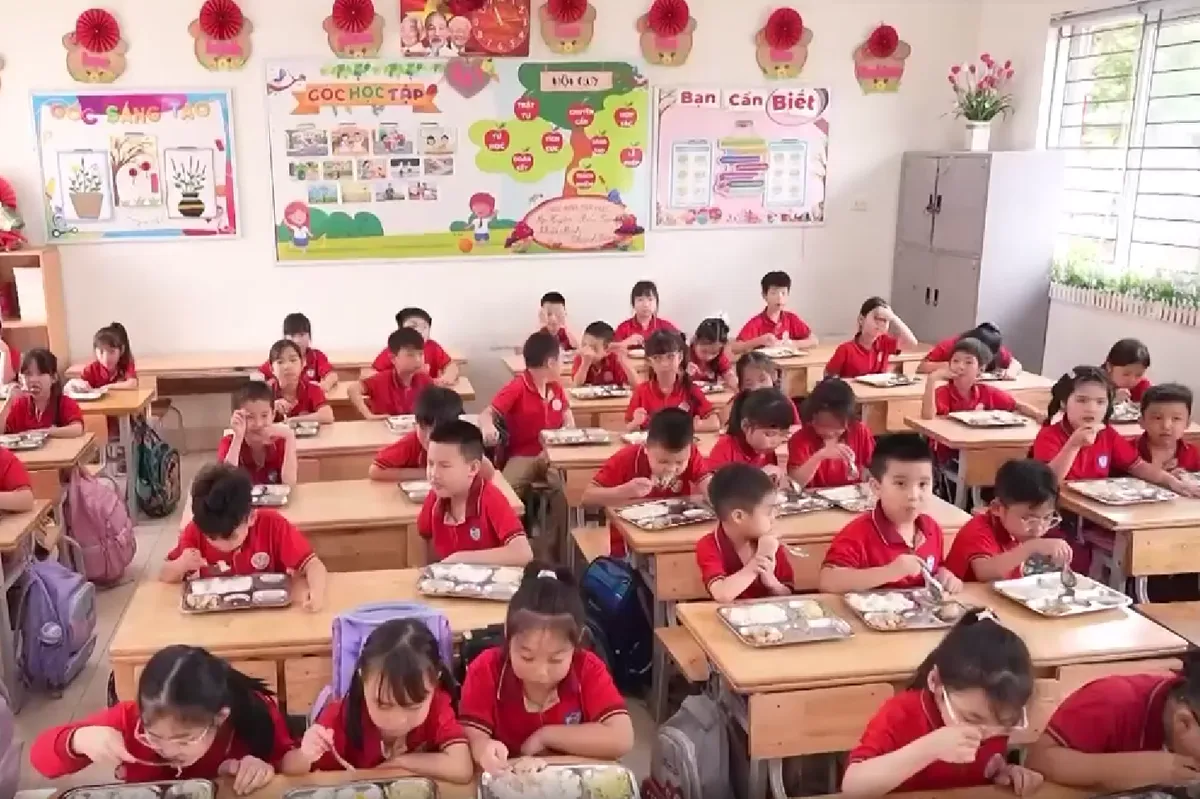 Siết chặt bữa ăn bán trú sau lo ngại thực phẩm bẩn, bảo đảm an toàn cho học sinh - Ảnh 1.
