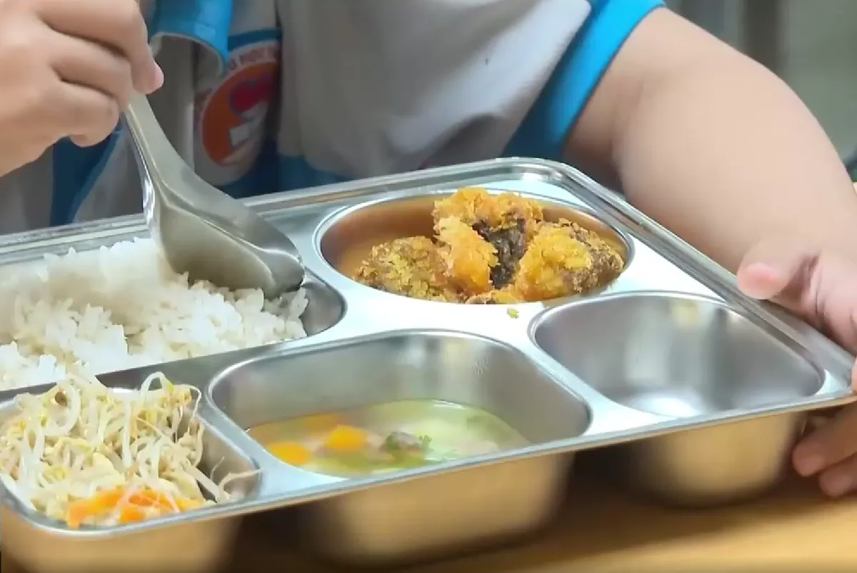 Siết chặt bữa ăn bán trú sau lo ngại thực phẩm bẩn, bảo đảm an toàn cho học sinh - Ảnh 3.