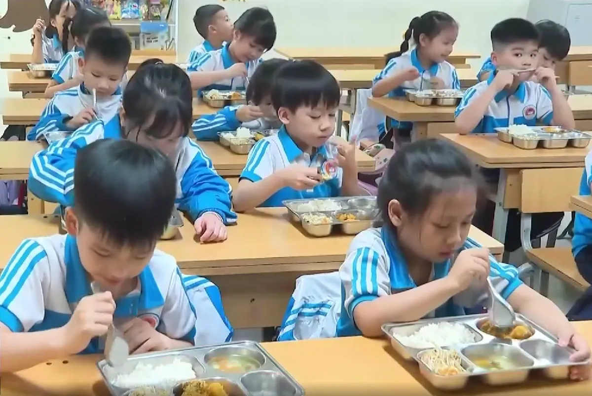 Siết chặt bữa ăn bán trú sau lo ngại thực phẩm bẩn, bảo đảm an toàn cho học sinh - Ảnh 2.