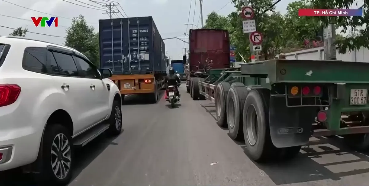 Cảng C&aacute;t L&aacute;i &ldquo;nghẽn&rdquo; v&igrave; thiếu b&atilde;i đậu xe container - Ảnh 1.