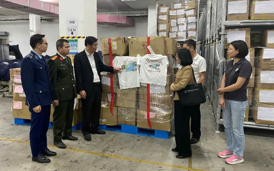 Đoàn kiểm tra liên ngành tiến hành niêm phong tang vật vi phạm 