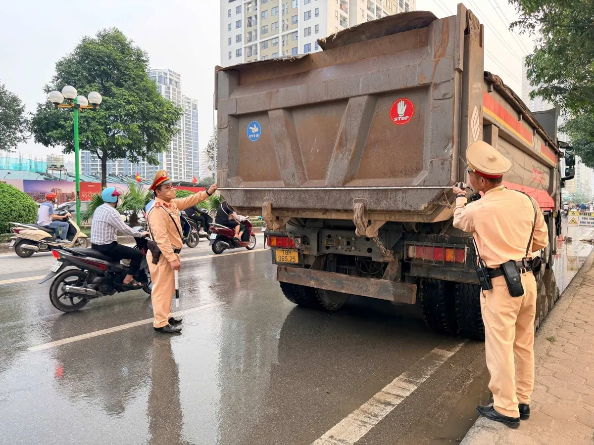 Hà Nội: Triển khai tổng rà soát ô tô tải tự đổ, xe sơ mi rơ moóc từ 15 tấn trở lên - Ảnh 1.