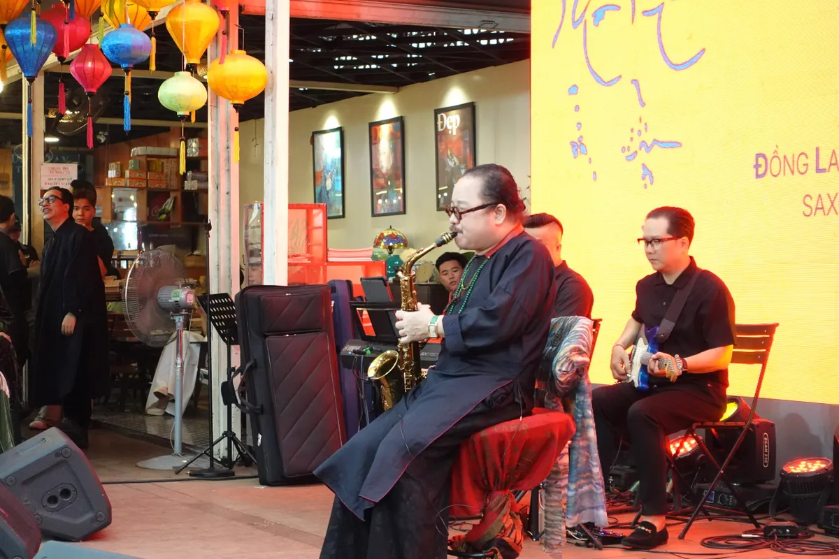 H&agrave;ng trăm kh&aacute;n giả h&ograve;a giọng trong đ&ecirc;m nhạc tưởng nhớ Trịnh C&ocirc;ng Sơn  - Ảnh 1.