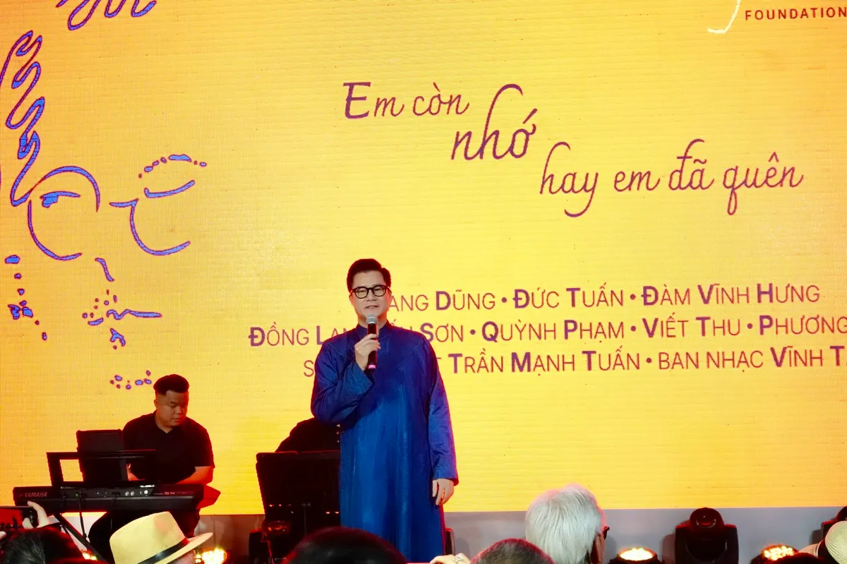 H&agrave;ng trăm kh&aacute;n giả h&ograve;a giọng trong đ&ecirc;m nhạc tưởng nhớ Trịnh C&ocirc;ng Sơn  - Ảnh 7.