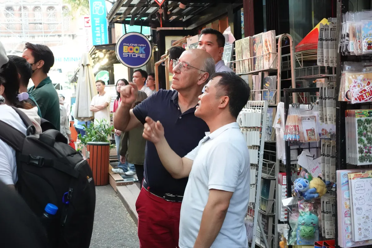 H&agrave;ng trăm kh&aacute;n giả h&ograve;a giọng trong đ&ecirc;m nhạc tưởng nhớ Trịnh C&ocirc;ng Sơn  - Ảnh 6.