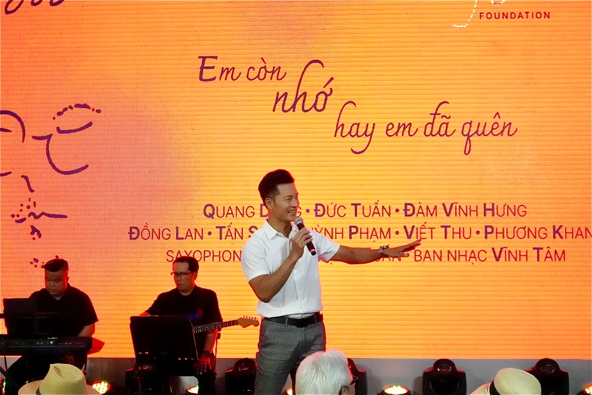 H&agrave;ng trăm kh&aacute;n giả h&ograve;a giọng trong đ&ecirc;m nhạc tưởng nhớ Trịnh C&ocirc;ng Sơn  - Ảnh 3.