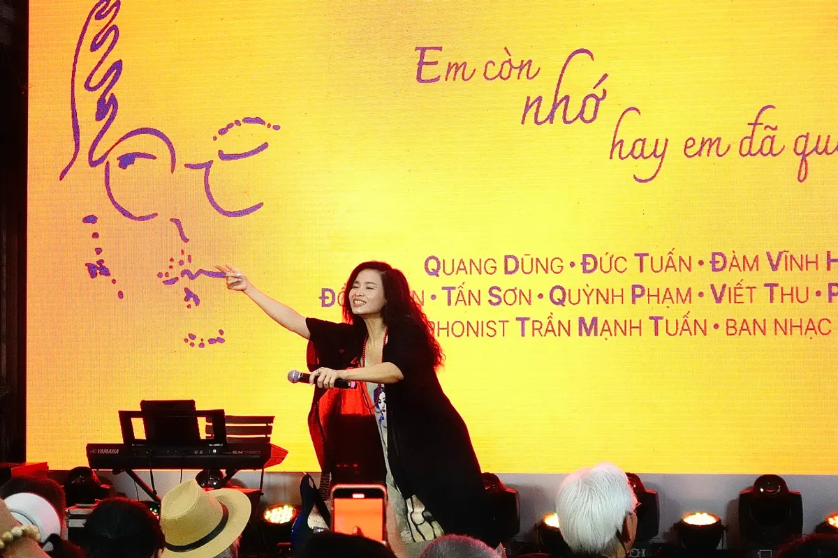 H&agrave;ng trăm kh&aacute;n giả h&ograve;a giọng trong đ&ecirc;m nhạc tưởng nhớ Trịnh C&ocirc;ng Sơn  - Ảnh 8.