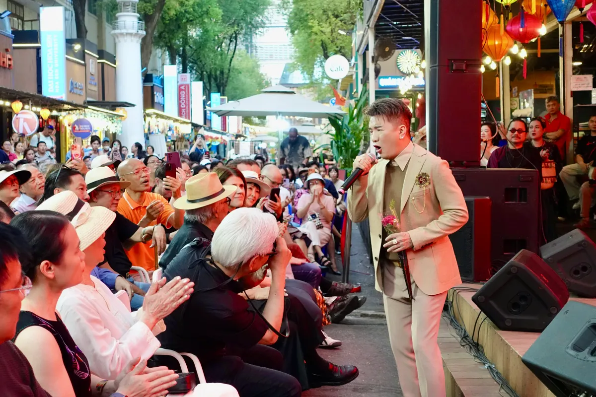 H&agrave;ng trăm kh&aacute;n giả h&ograve;a giọng trong đ&ecirc;m nhạc tưởng nhớ Trịnh C&ocirc;ng Sơn  - Ảnh 2.