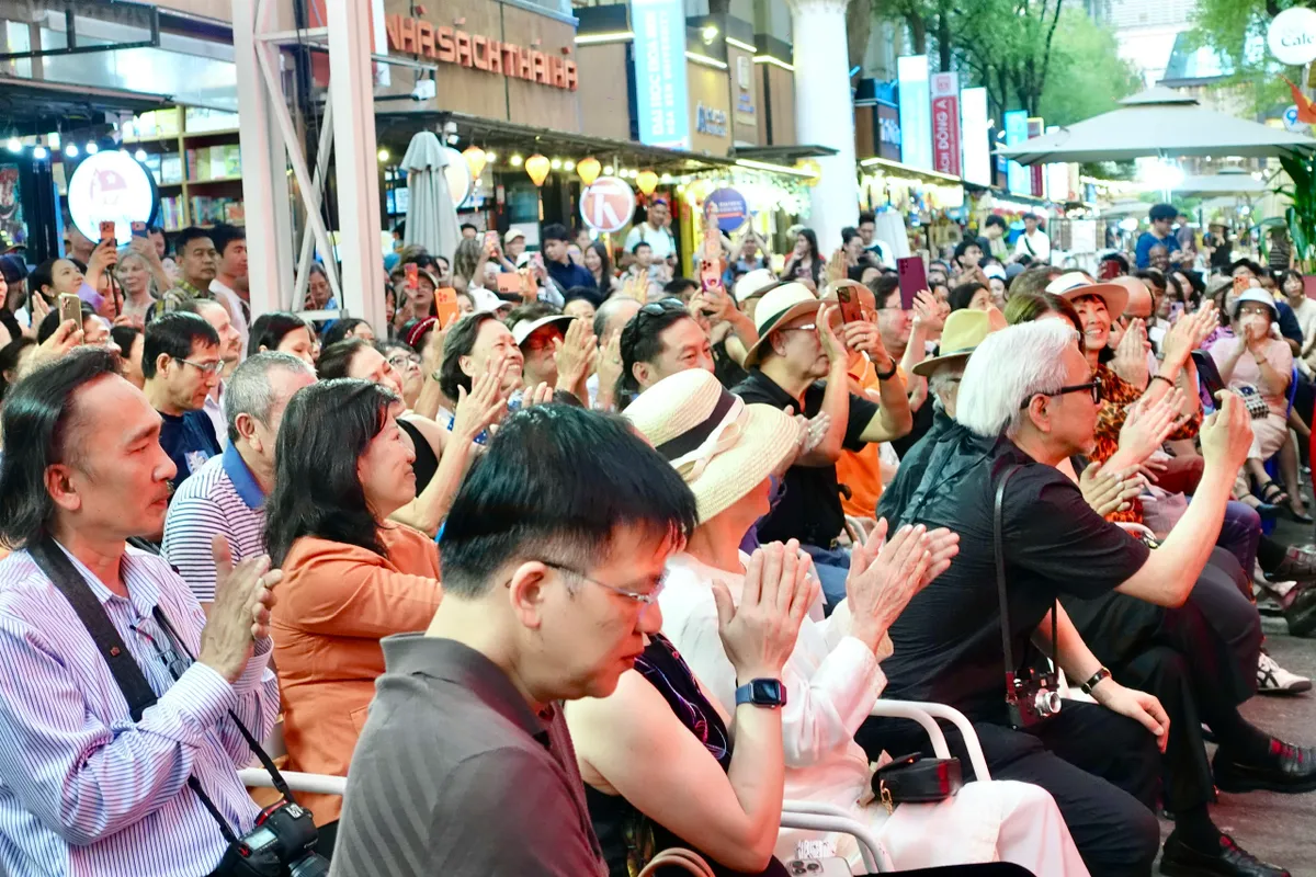 H&agrave;ng trăm kh&aacute;n giả h&ograve;a giọng trong đ&ecirc;m nhạc tưởng nhớ Trịnh C&ocirc;ng Sơn  - Ảnh 4.