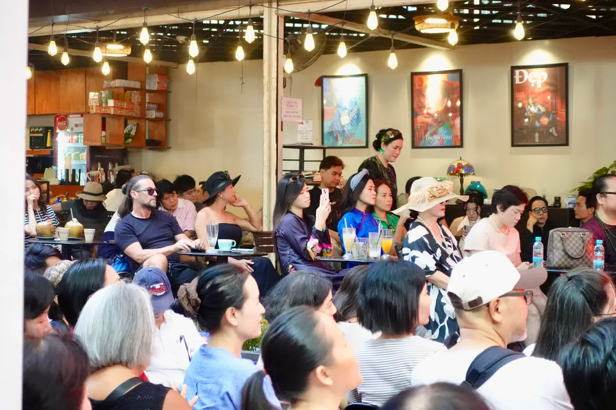 H&agrave;ng trăm kh&aacute;n giả h&ograve;a giọng trong đ&ecirc;m nhạc tưởng nhớ Trịnh C&ocirc;ng Sơn  - Ảnh 5.