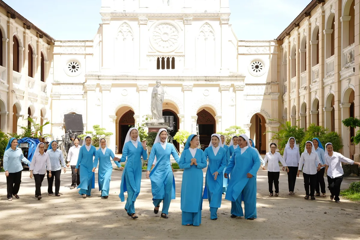 Phim &lsquo;Hẹn em ng&agrave;y nhật thực&rsquo; mở m&agrave;n th&aacute;ng 4 rực rỡ- Ảnh 5.