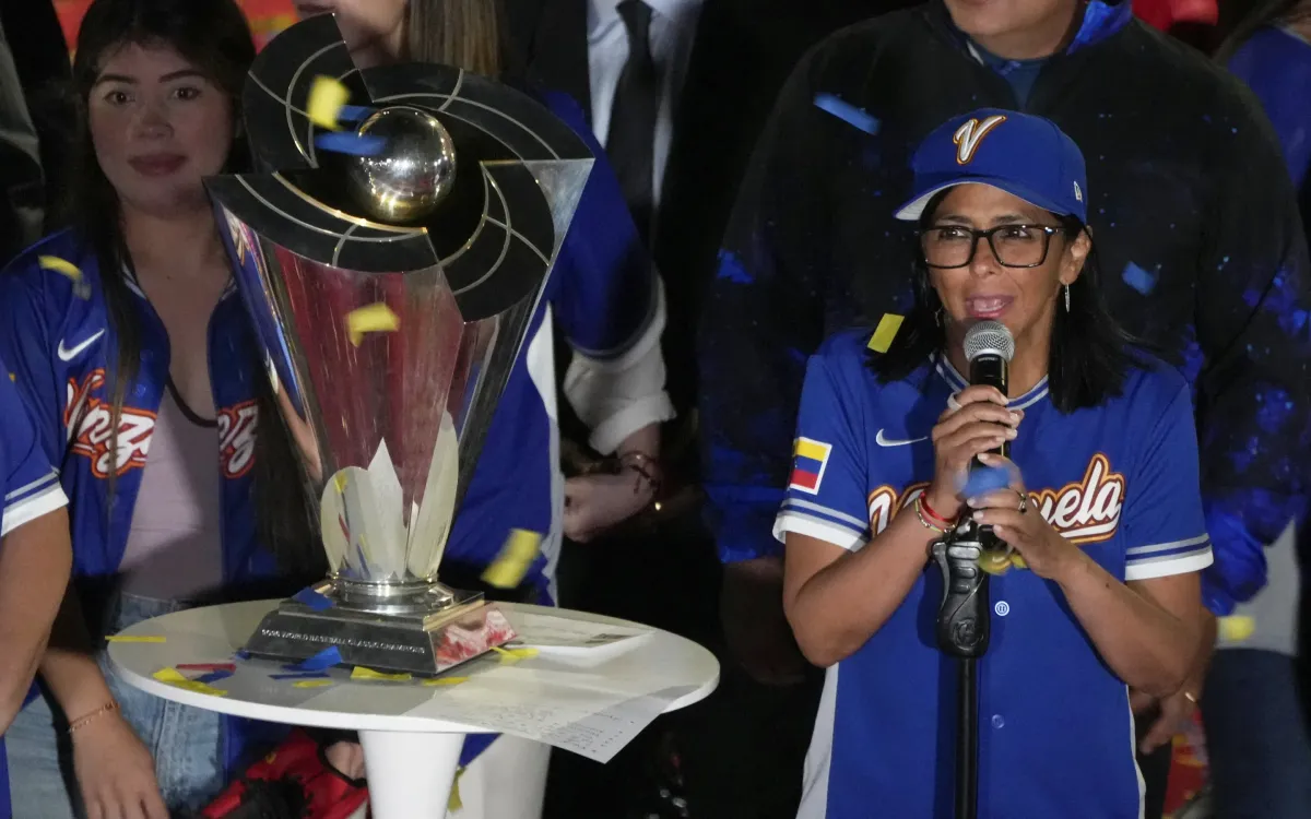 Tổng thống lâm thời Venezuela Delcy Rodriguez phát biểu trong một sự kiện tại Caracas ngày 1/4/2026. (Ảnh: AP)