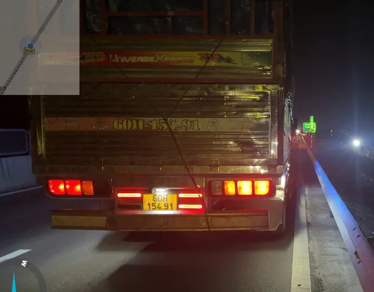 Dừng xe tr&ecirc;n cao tốc do nổ lốp nhưng kh&ocirc;ng đặt cảnh b&aacute;o, t&agrave;i xế bị phạt 13 triệu đồng - Ảnh 2.