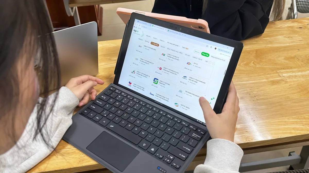 Người trẻ ra trường trong áp lực cạnh tranh: Phân hóa cơ hội, gia tăng áp lực- Ảnh 2. Người trẻ ra trường trong áp lực cạnh tranh: Phân hóa cơ hội, gia tăng áp lực- Ảnh 2.