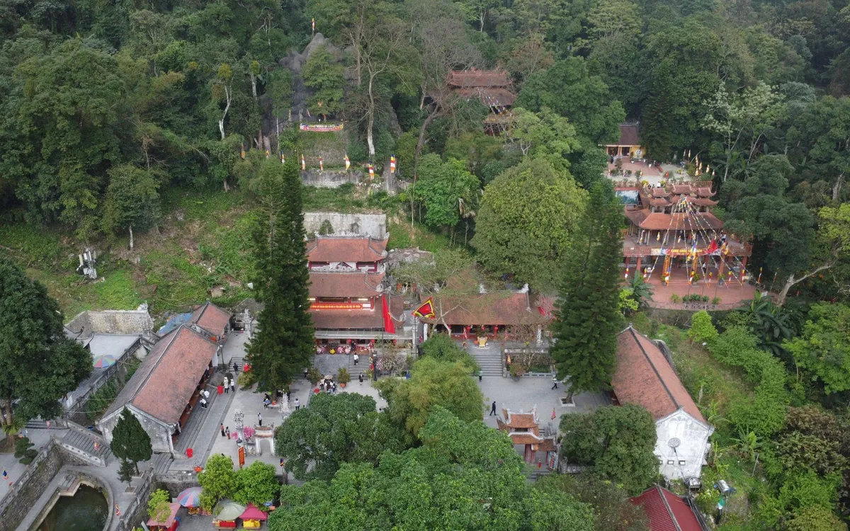 Toàn cảnh khu danh thắng Tây Thiên nhìn từ trên cao, các công trình tâm linh nằm đan xen giữa sắc xanh của đại ngàn.