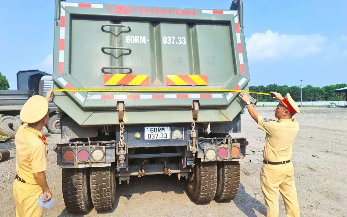 Lực lượng Cảnh sát giao thông Công an tỉnh Đồng Nai kiểm tra thực tế xe tải tự đổ, tập trung vào dấu hiệu cơi nới thành thùng và các điều kiện an toàn kỹ thuật trong đợt tổng kiểm tra phương tiện tải trọng lớn trên địa bàn.