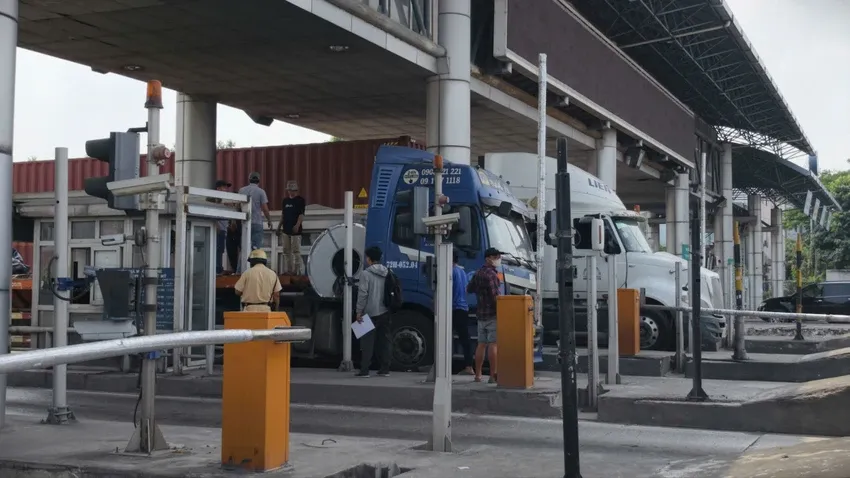 Cuộn th&eacute;p rơi đ&egrave; cabin trạm thu ph&iacute; ở TP Hồ Ch&iacute; Minh, giao th&ocirc;ng &ugrave;n ứ - Ảnh 1.