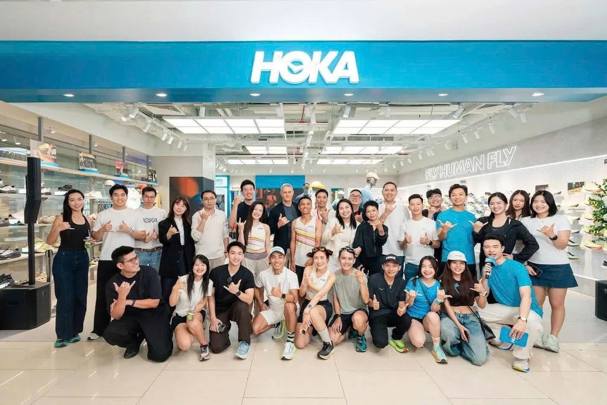 Hoka "đổ bộ" H&agrave; Nội: Thương hiệu gi&agrave;y chạy ph&aacute;t triển nhanh nhất thế giới ch&iacute;nh thức c&oacute; mặt tại Thủ đ&ocirc;- Ảnh 1.