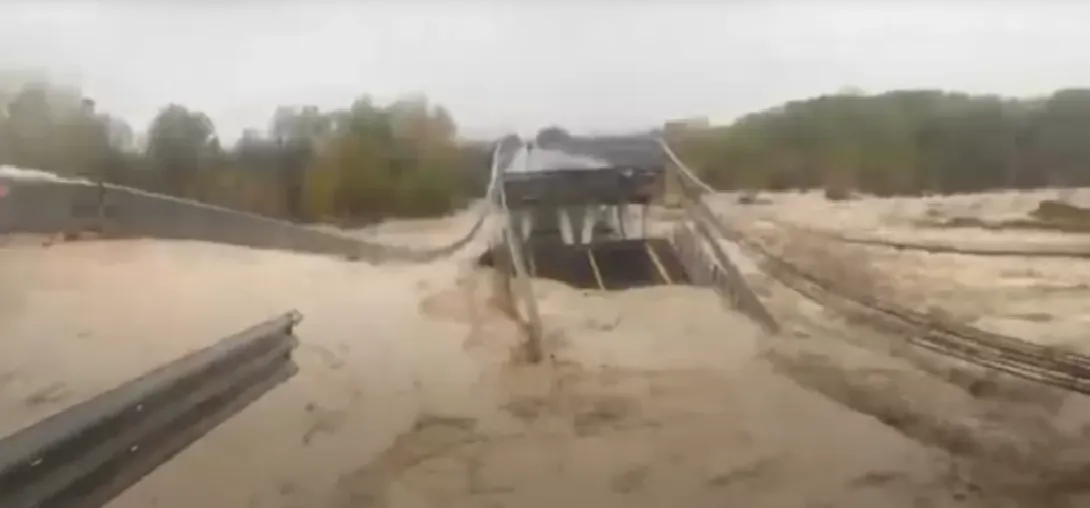 Sập cầu tr&ecirc;n tuyến quốc lộ huyết mạch của Italy - Ảnh 2.