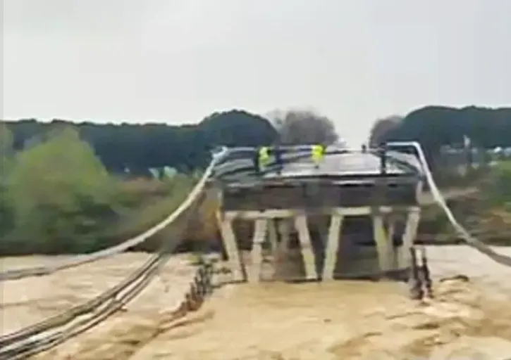 Sập cầu tr&ecirc;n tuyến quốc lộ huyết mạch của Italy - Ảnh 1.