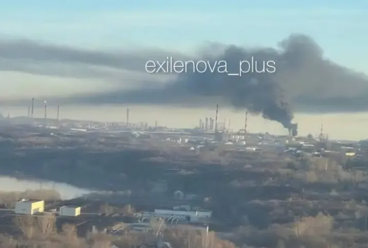 Ukraine tấn c&ocirc;ng nh&agrave; m&aacute;y lọc dầu của Nga - Ảnh 1.