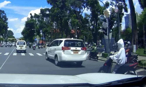 Xử l&yacute; thế n&agrave;o khi bị xe tạt đầu để tr&aacute;nh tai nạn?- Ảnh 1.