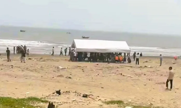 Tìm thấy thi thể 2 nam sinh mất tích khi tắm biển ở Thanh Hóa - Ảnh 1.