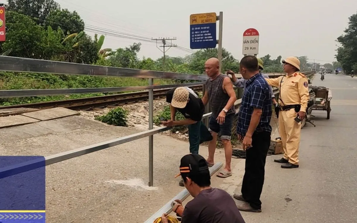 Công an xã Đại Xuyên phối hợp với Phòng Kinh tế xã, Đội Cảnh sát giao thông đường bộ số 8 và các đơn vị liên quan ra quân thực hiện việc lập các thanh chắn và đóng các lối mở tự phát dọc theo tuyến Quốc lộ 1A thuộc địa bàn xã Đại Xuyên. Ảnh: Hồng Nhung