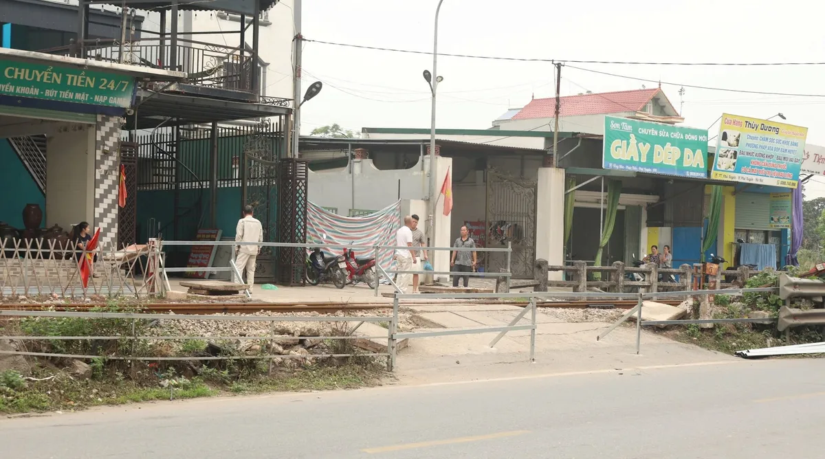 H&agrave; Nội: Quyết liệt x&oacute;a bỏ "điểm m&ugrave;" tr&ecirc;n tuyến đường sắt - Ảnh 2.
