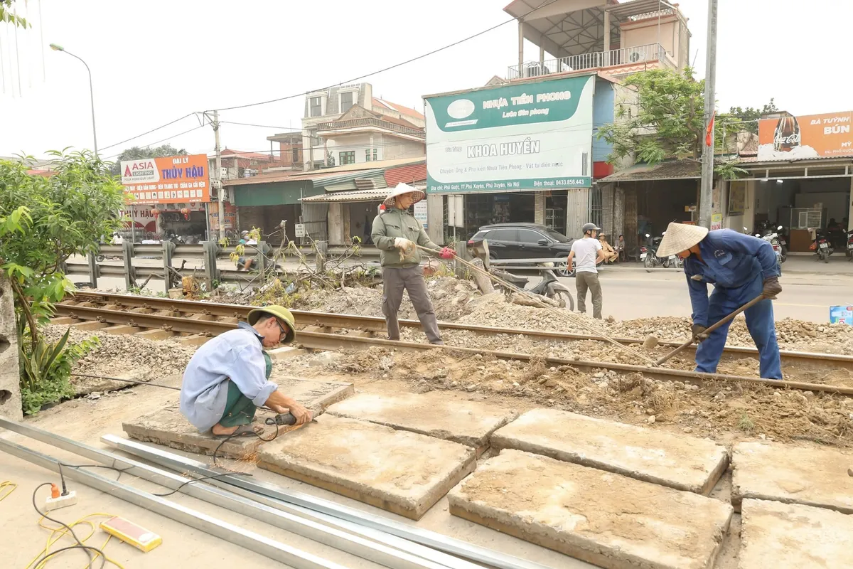 H&agrave; Nội: Quyết liệt x&oacute;a bỏ "điểm m&ugrave;" tr&ecirc;n tuyến đường sắt - Ảnh 1.
