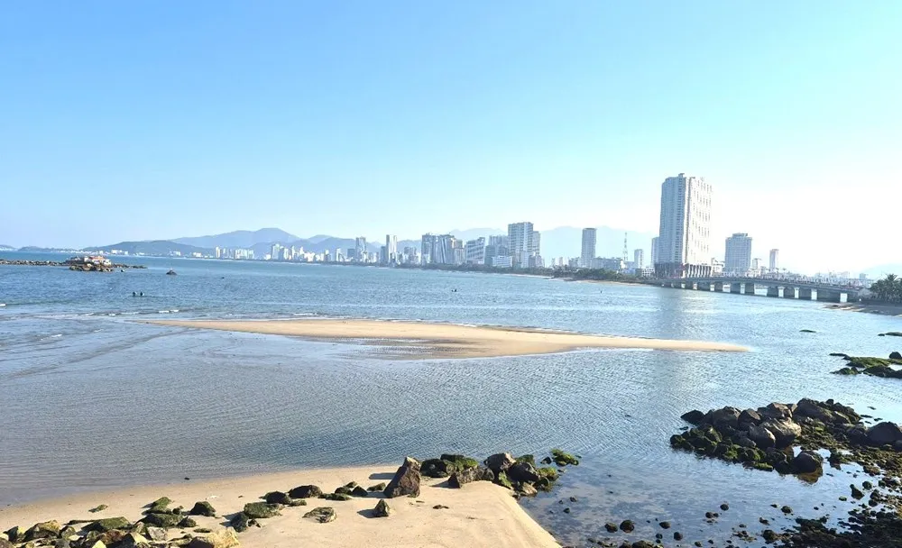 &ldquo;Đảo c&aacute;t&rdquo; trắng bất ngờ xuất hiện giữa vịnh Nha Trang sau mưa lũ- Ảnh 1.