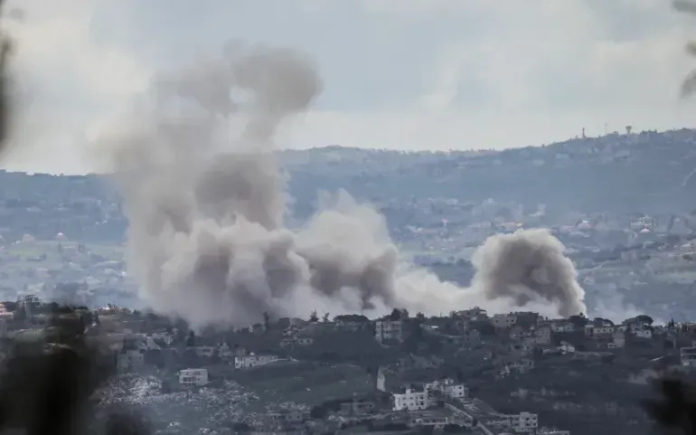 Khói bốc lên từ các cuộc tấn công của Israel vào làng al-Taybeh, miền Nam Lebanon, nhìn từ khu vực Marjayoun, ngày 31/3/2026. (Ảnh: AFP)