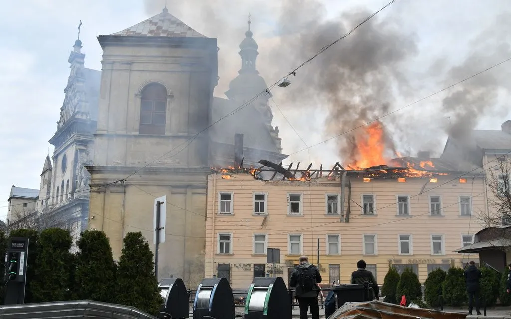 Khói lửa bốc lên sau vụ tấn công UAV của Nga tại Lviv, Ukraine, ngày 24/3/2026 (Ảnh: AP)