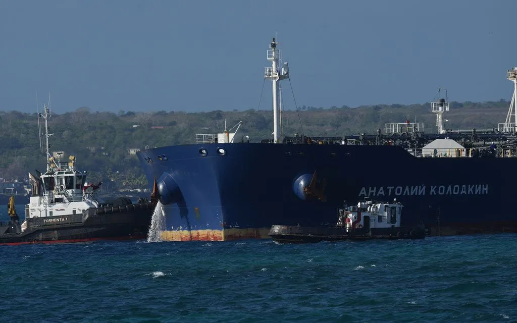 Tàu chở dầu Anatoly Kolodkin của Nga tại cảng Matanzas, Cuba (Ảnh: AP)