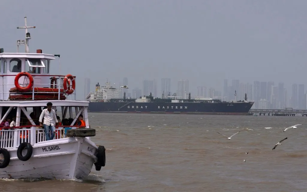 Tàu chở dầu Ấn Độ Jag Vasant tại cảng Mumbai ở Mumbai, Ấn Độ sau khi đi qua eo biển Hormuz, ngày 1/4/2026 (Ảnh: AP)