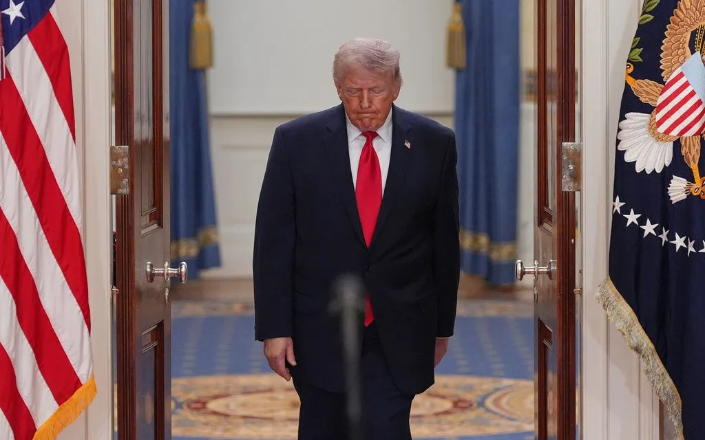 Tổng thống Mỹ Donald Trump chuẩn bị phát biểu về xung đột Iran tại Nhà Trắng, ngày 1/4/2026. (Ảnh: AP)