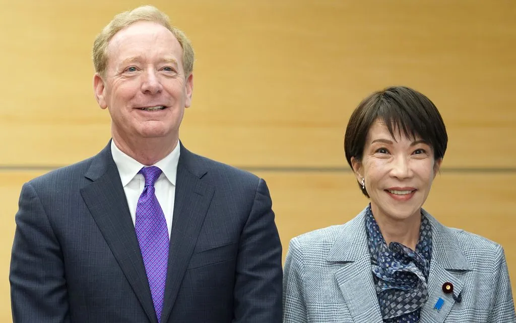 Ông Brad Smith, Phó Chủ tịch kiêm Chủ tịch Microsoft, và Thủ tướng Nhật Bản Sanae Takaichi trước cuộc gặp tại Tokyo, ngày 3/4/2026. (Ảnh: AP)