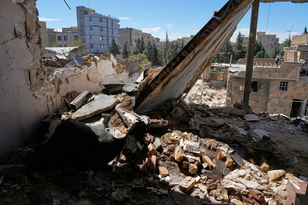 Tổng thống Trump cảnh báo sẽ tiếp tục tấn công hạ tầng của Iran- Ảnh 1. Tổng thống Trump cảnh báo sẽ tiếp tục tấn công hạ tầng của Iran- Ảnh 1.