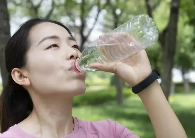 B&aacute;c sĩ cảnh b&aacute;o: Nắng n&oacute;ng v&agrave; sai lầm khi uống nước dễ hại thận- Ảnh 1.