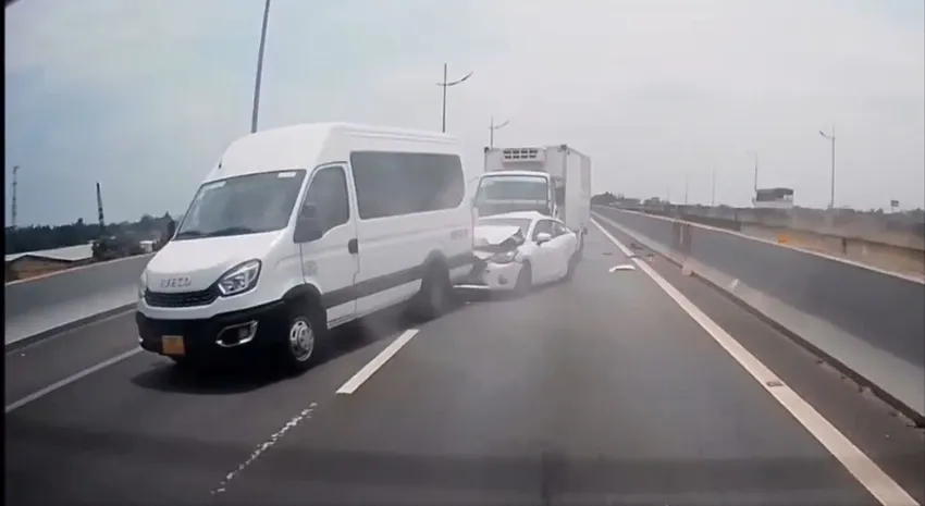 Hai vụ va chạm liên tiếp, cao tốc TP Hồ Chí Minh - Trung Lương ùn tắc kéo dài - Ảnh 1.