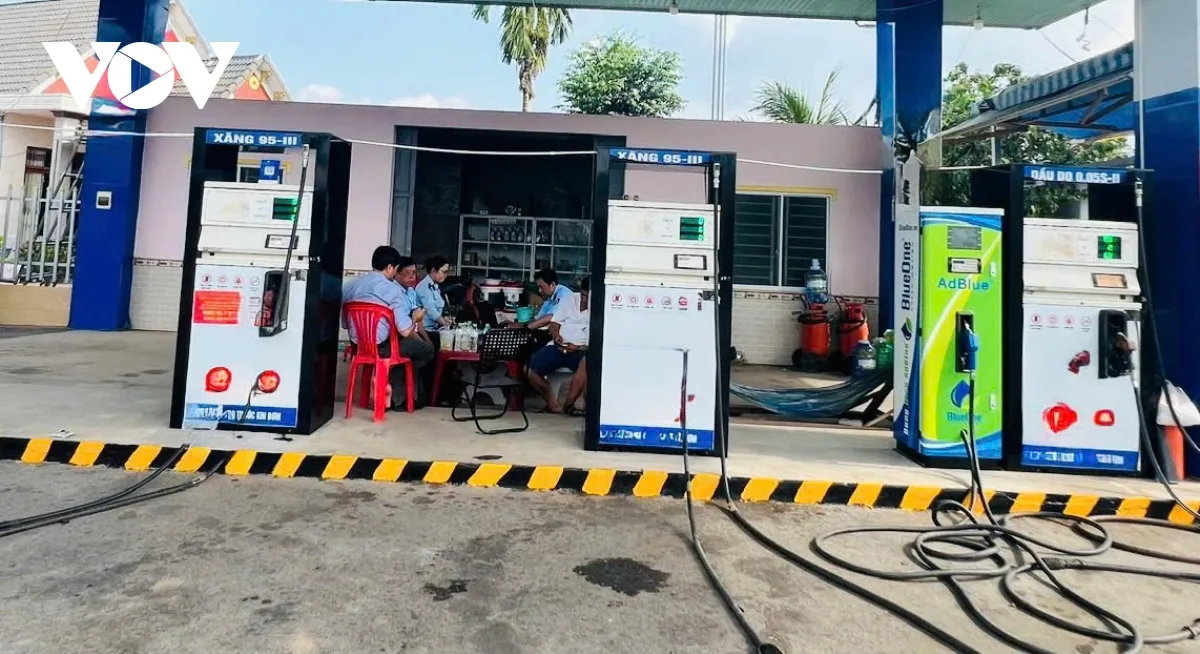 Xử l&yacute; doanh nghiệp tự &yacute; điều chỉnh gi&aacute; b&aacute;n lẻ xăng, dầu- Ảnh 1.