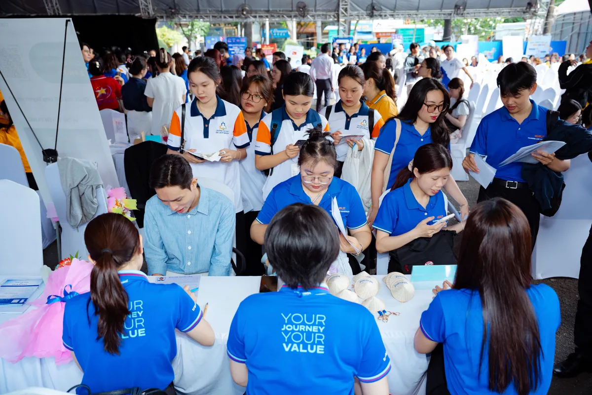 Cơn kh&aacute;t nh&acirc;n lực chất lượng cao bủa v&acirc;y ng&agrave;nh du lịch TP Hồ Ch&iacute; Minh- Ảnh 1.