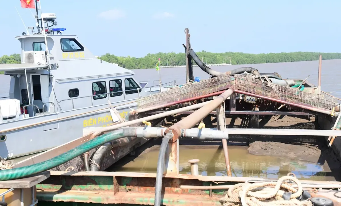 Ph&aacute;t hiện, bắt giữ 3 phương tiện vận chuyển c&aacute;t kh&ocirc;ng r&otilde; nguồn gốc tr&ecirc;n v&ugrave;ng biển Đồng Th&aacute;p- Ảnh 1.