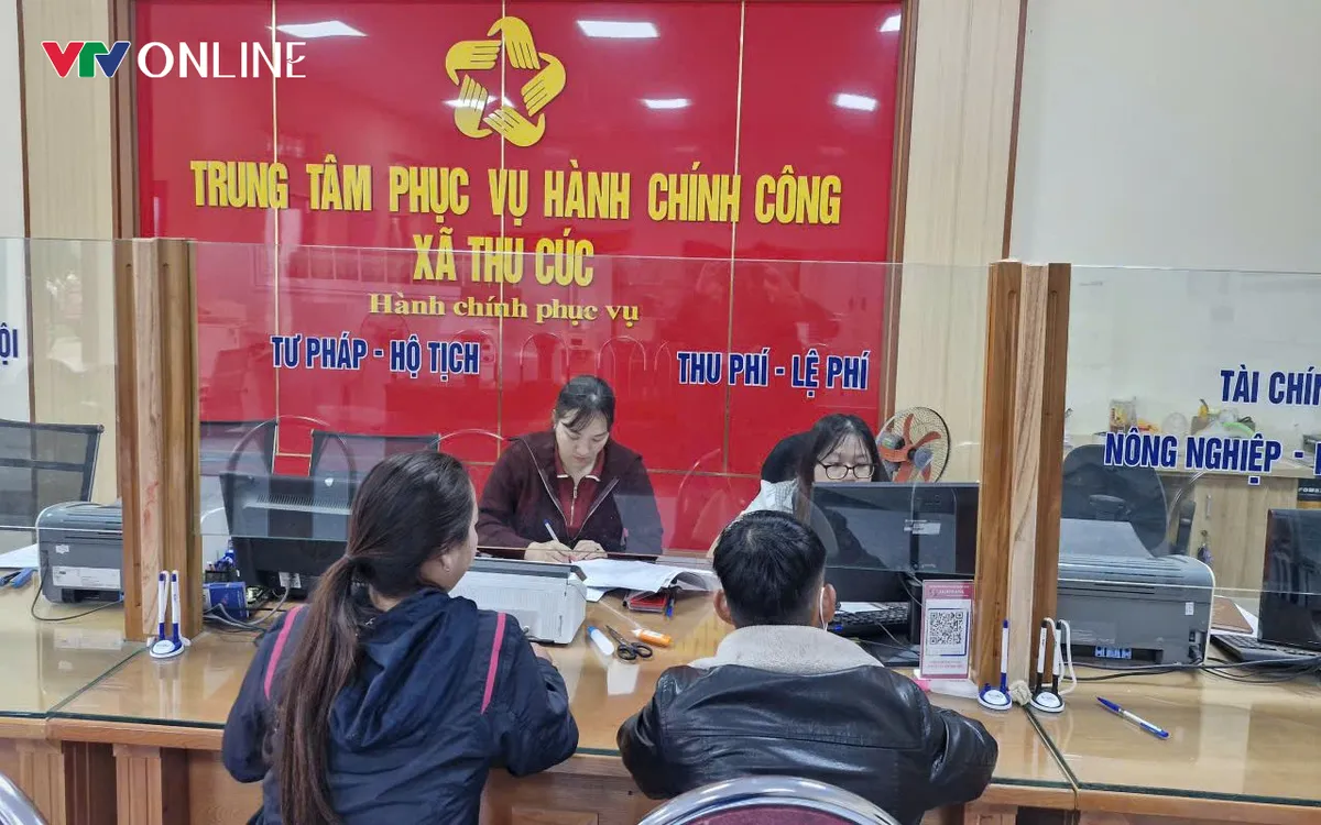 Người dân đến làm thủ tục hành chính tại xã Thu Cúc (Phú Thọ).