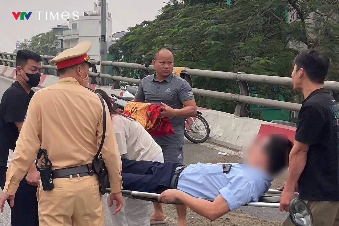 CSGT Hà Nội khẩn trương xử lý vết dầu loang trên cầu vượt, bảo đảm an toàn giao thông - Ảnh 1.