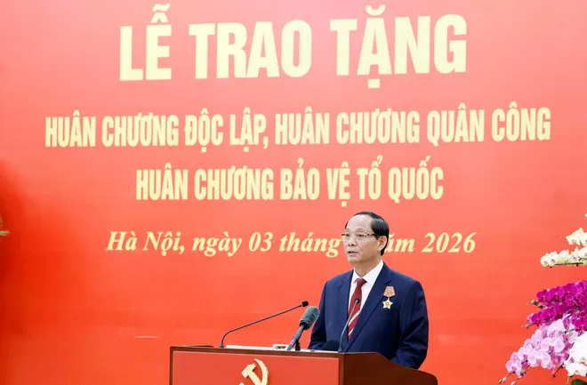 Trao tặng Huân chương cao quý cho các lãnh đạo Đảng, Nhà nước và cán bộ cấp cao - Ảnh 4.