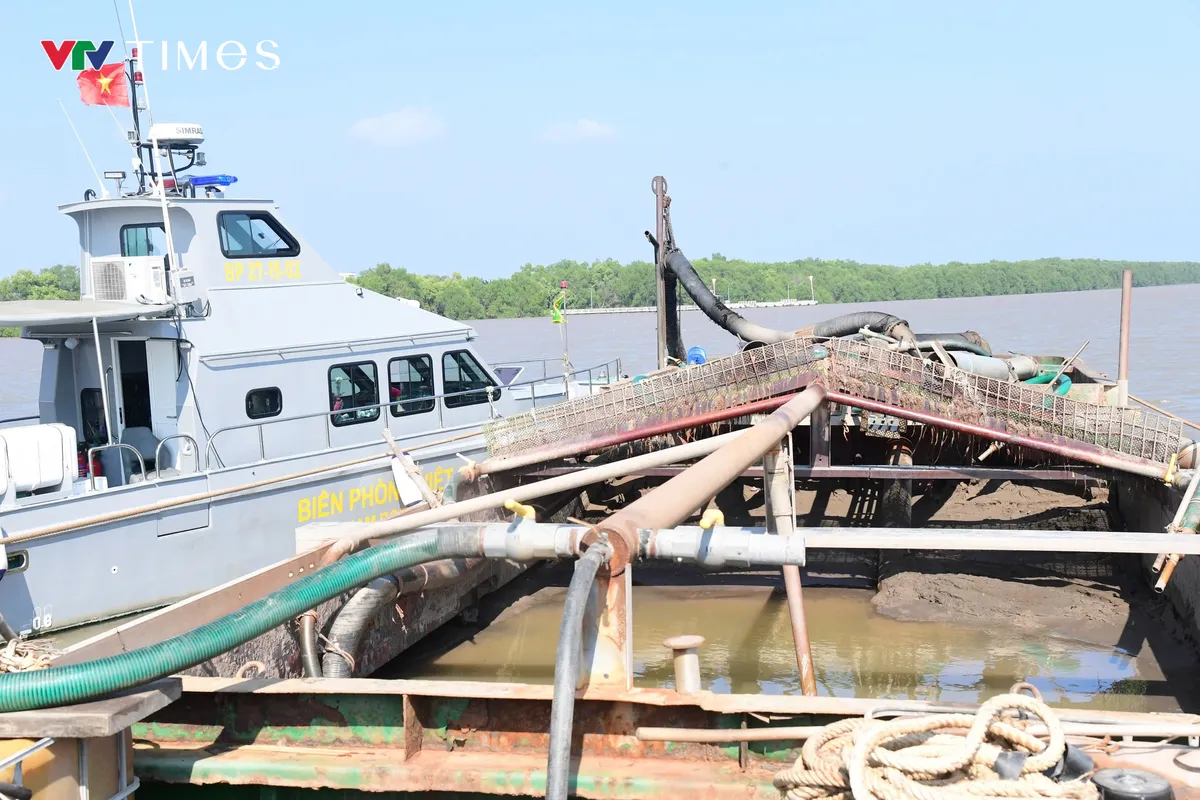 Đồng Tháp: Bắt giữ 3 phương tiện vận chuyển cát không rõ nguồn gốc trên biển - Ảnh 1.