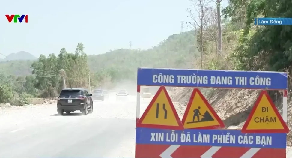 Bụi mù, đường chênh, quốc lộ 28B tiềm ẩn nguy cơ tai nạn - Ảnh 1.