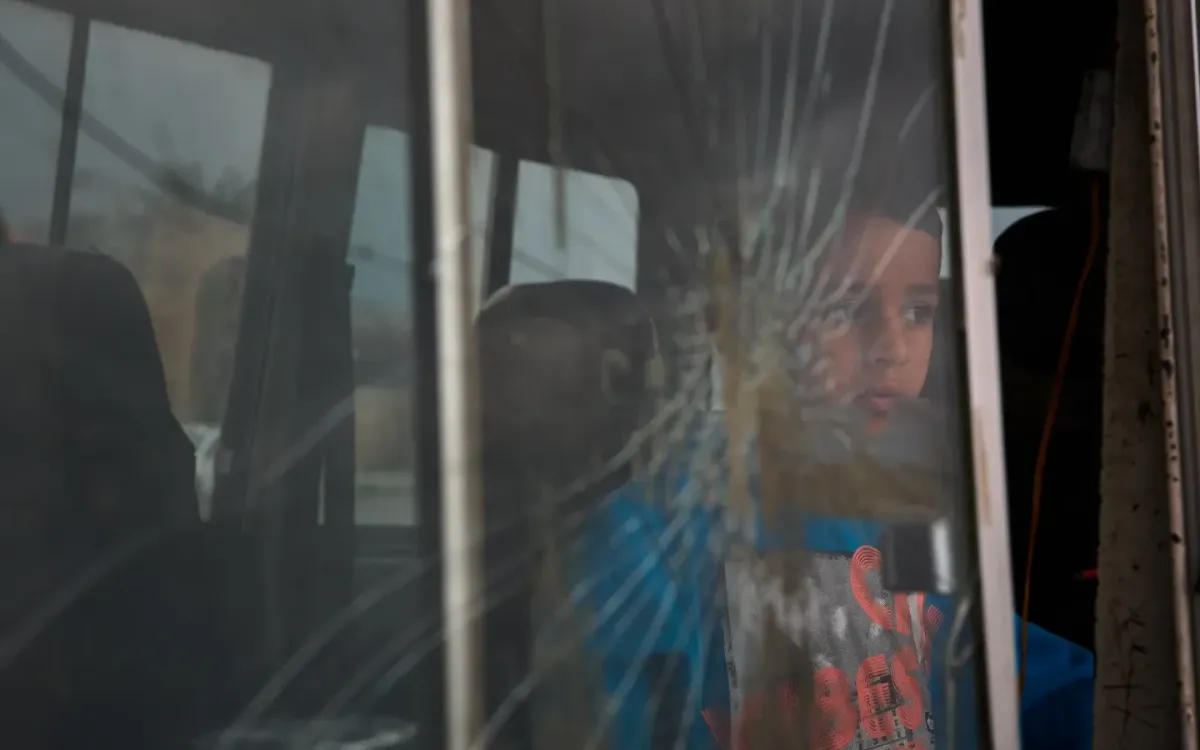 Cậu bé cùng gia đình chạy khỏi các cuộc không kích của Israel trú trong xe tại Sidon, Lebanon, ngày 2/4/2026. (Ảnh: AP)